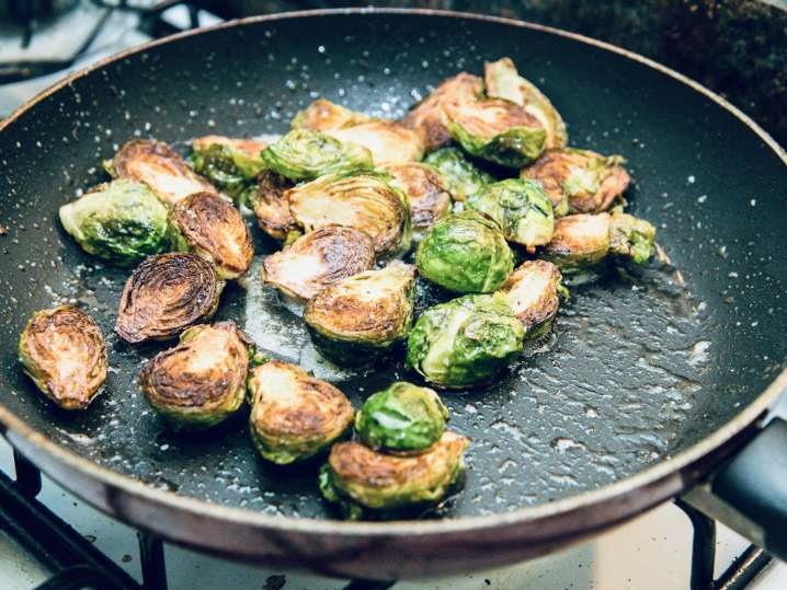 roasting brussel sprouts in a pan | Classpop Shot