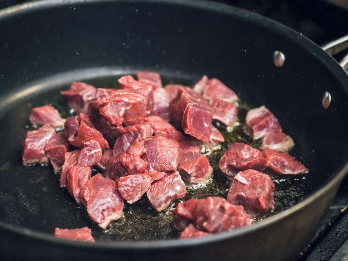 chef pan searing beef | Classpop Shot