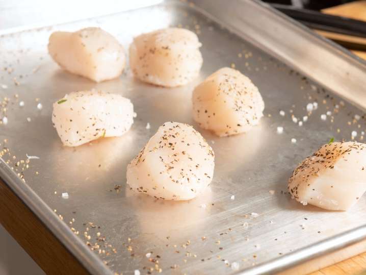 preparing scallops to cook | Classpop Shot