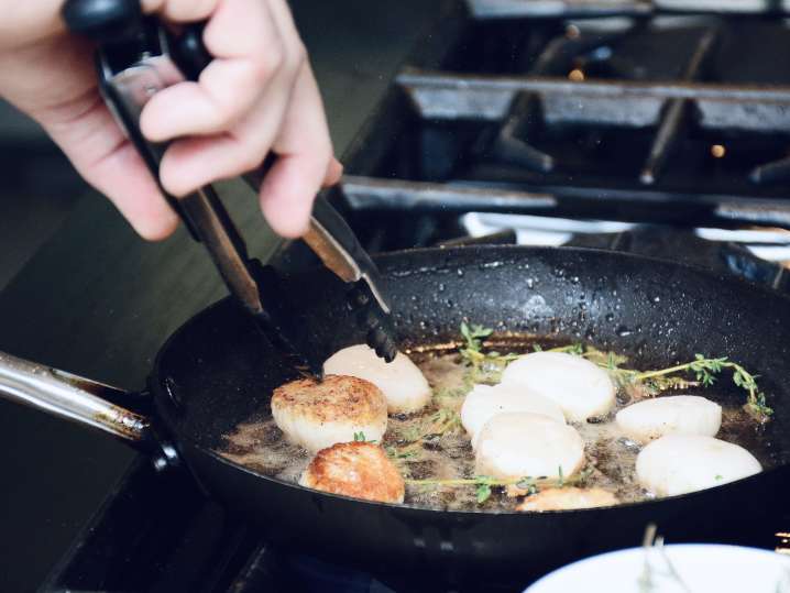 chef pan searing fresh scallops | Classpop Shot