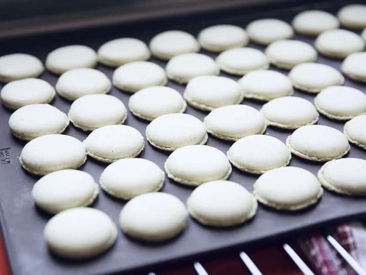 making vanilla bean macaron shells | Classpop Shot