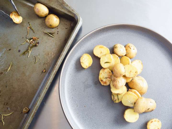 roasted baby potatoes with rosemary and olive oil | Classpop Shot