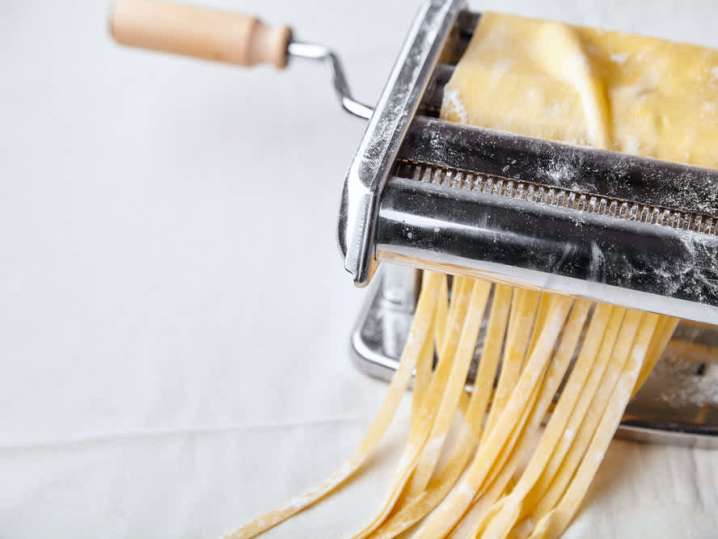 cutting tagliatelle pasta | Classpop Shot