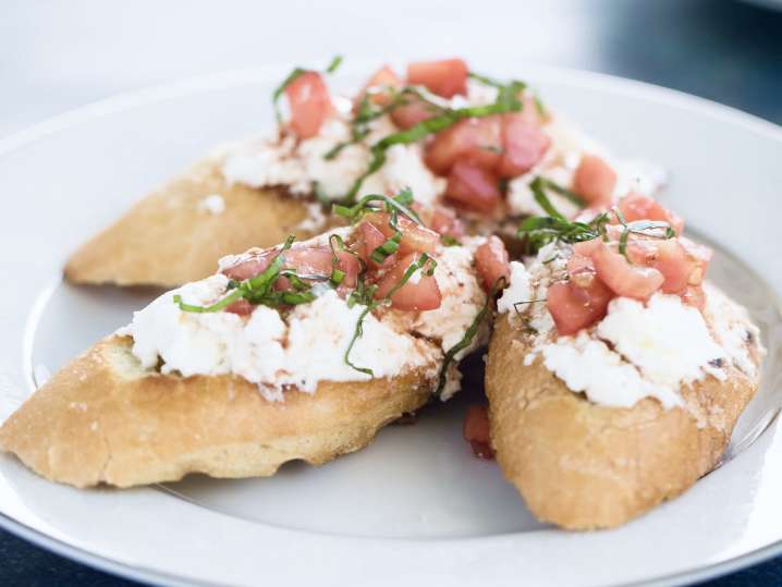 roasted tomato and ricotta crostini | Classpop Shot