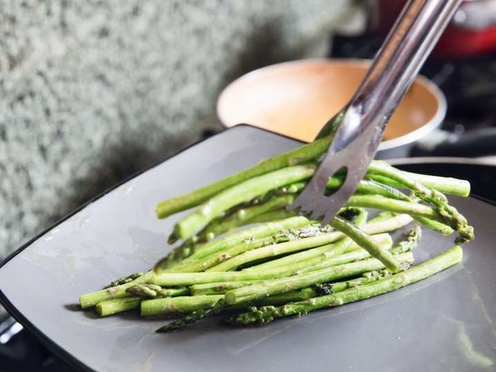 chef plating asparagus | Classpop Shot