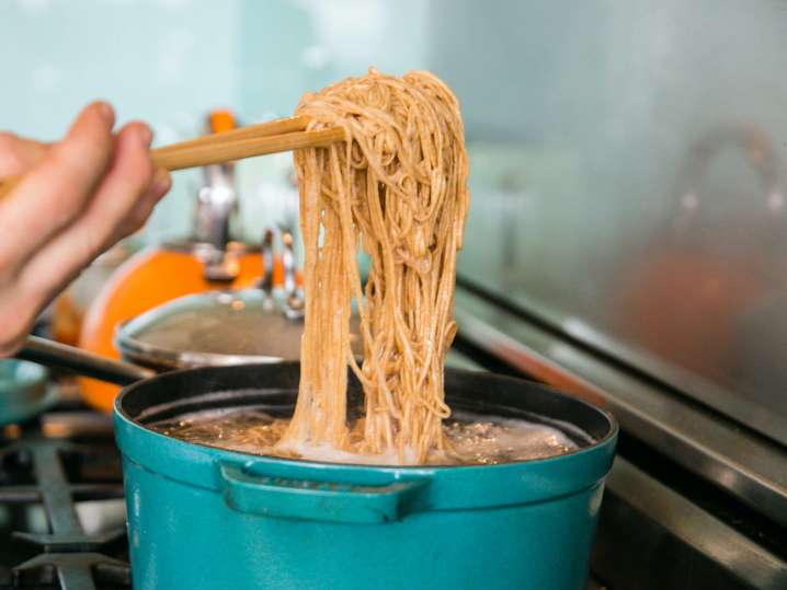 cooking ramen noodles in broth | Classpop Shot