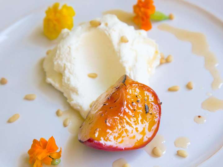 grilled peaches with greek yogurt | Classpop Shot