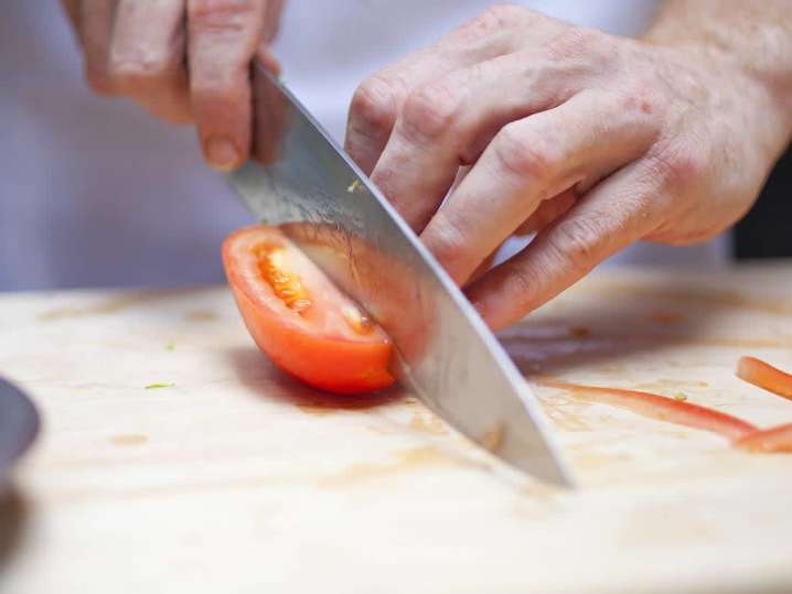 Chef slicing tomato | Classpop Shot