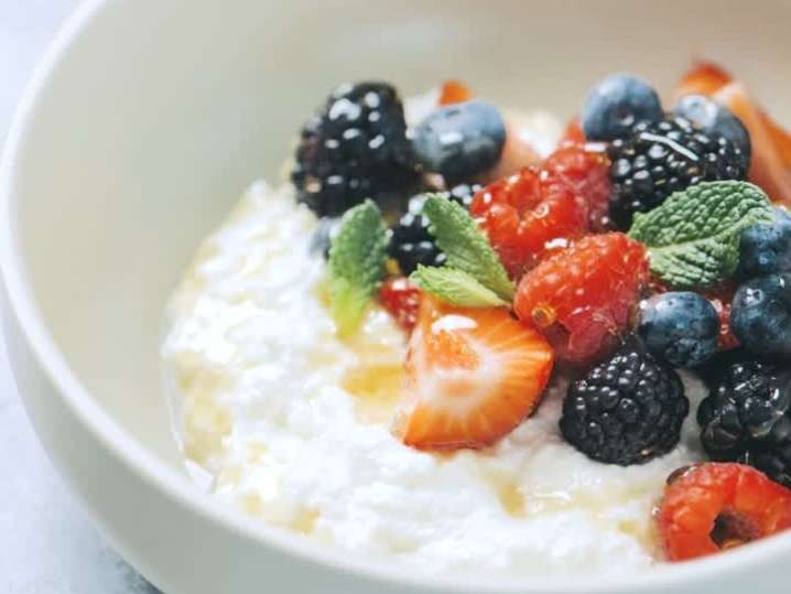 ricotta cheese with fresh berries and honey | Classpop Shot