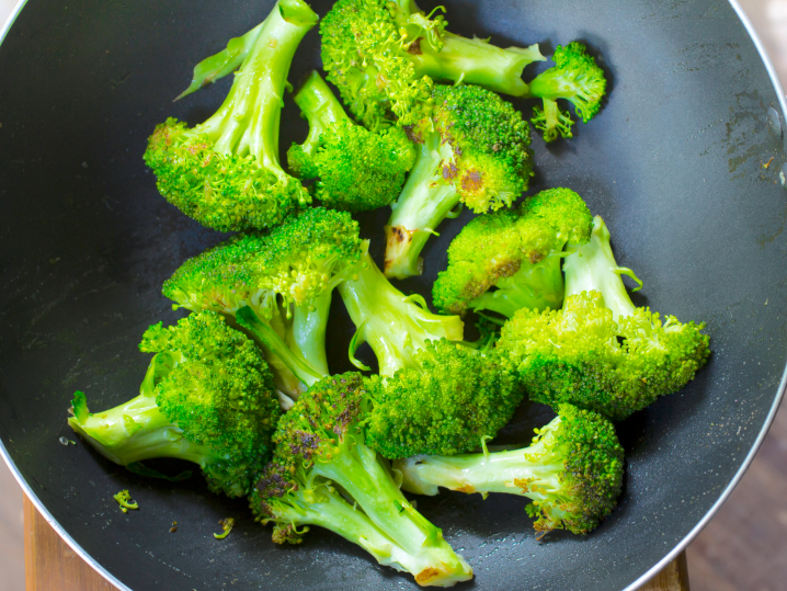charring broccoli in the wok | Classpop Shot