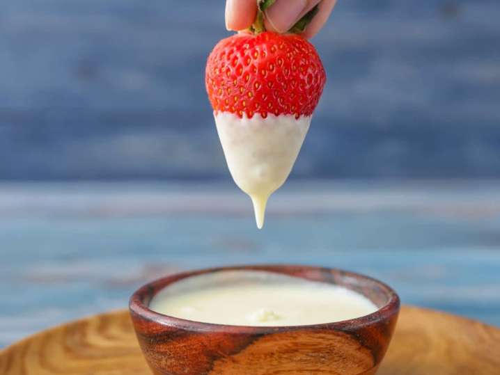 white chocolate fondue and strawberries | Classpop Shot