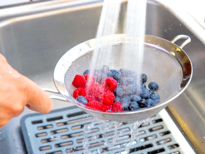 chef rinsing fresh berries | Classpop Shot