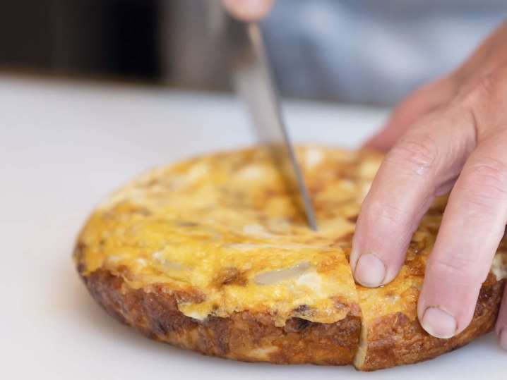 chef slicing tortilla espanola | Classpop Shot