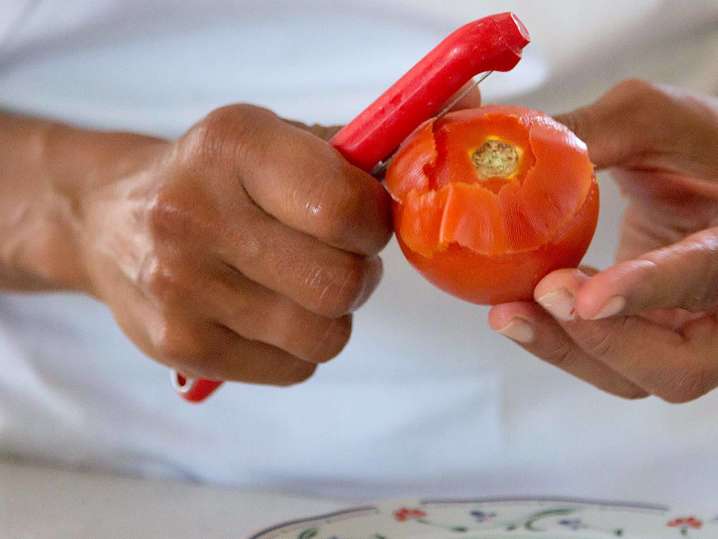 peeling tomatoes | Classpop Shot