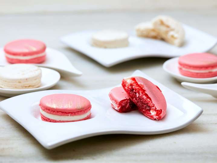 raspberry and vanilla macarons | Classpop Shot