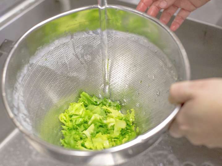 chef rinsing lettuce | Classpop Shot