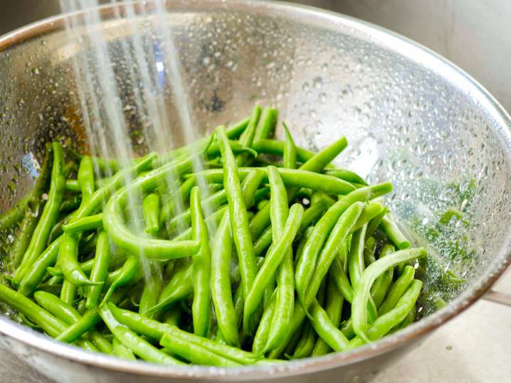 washing fresh green beans | Classpop Shot
