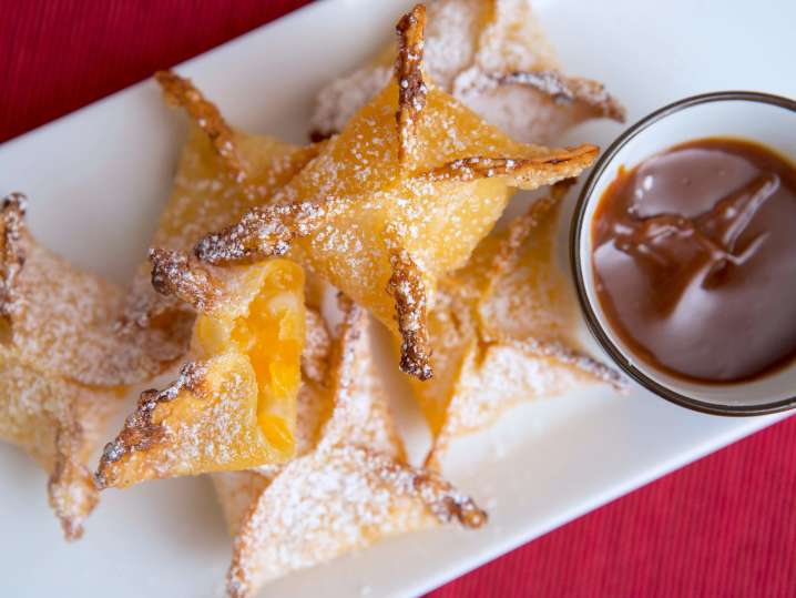 wonton churros with chocolate sauce | Classpop Shot