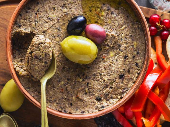 vegan mushroom and walnut pate with crudite and flaxseed crackers | Classpop Shot