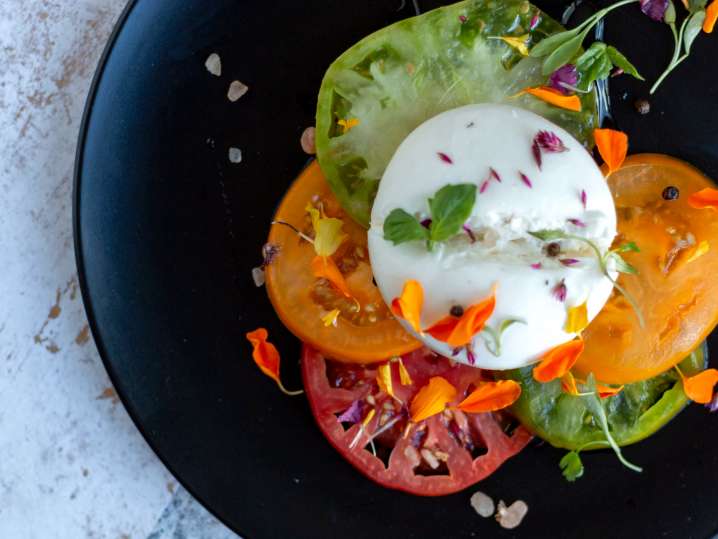 heirloom tomato caprese with mozzarella | Classpop Shot