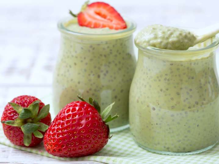 matcha chia seed pudding with strawberries | Classpop Shot