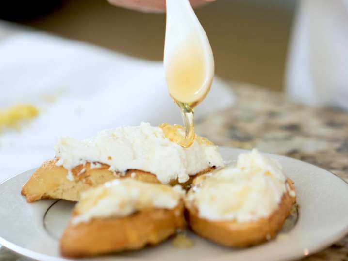 making ricotta crostini with honey | Classpop Shot