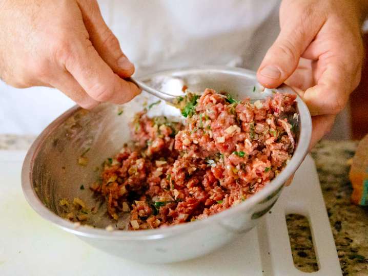 chef making steak tartare | Classpop Shot