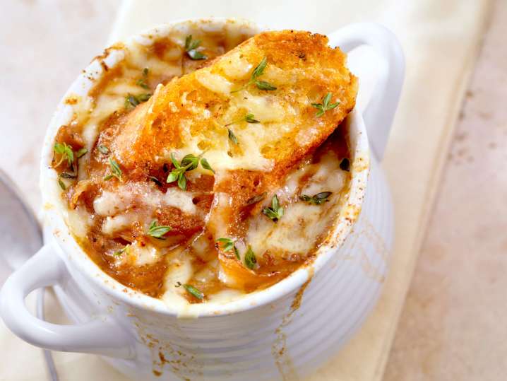 french onion soup with gruyere and croutons | Classpop Shot