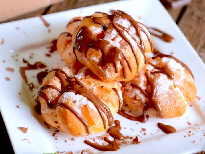 Vanilla Cream Profiteroles With Chocolate Ganache | Classpop Shot