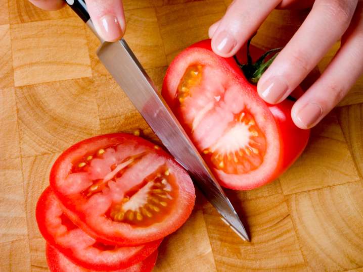 slicing tomatoes for georgian salad | Classpop Shot