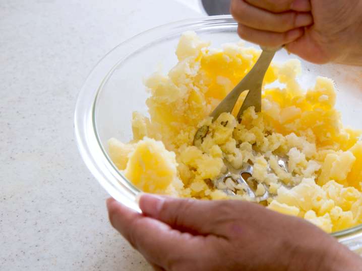 mashing potatoes in a cooking class | Classpop Shot