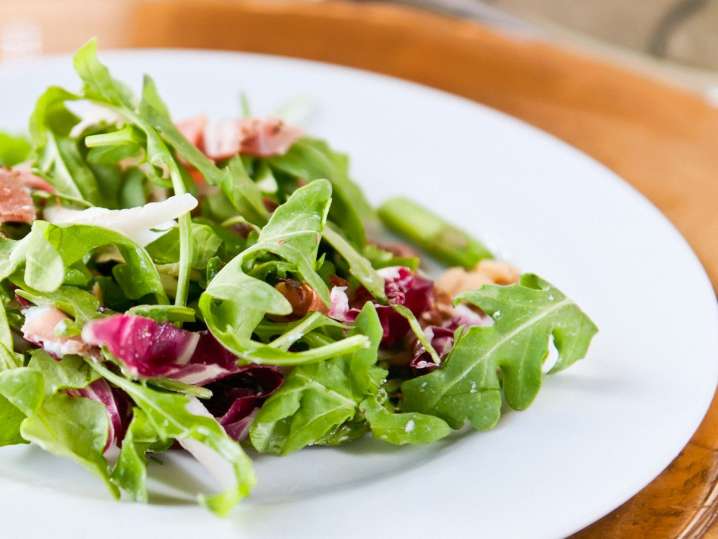 arugula salad with berries and avocado | Classpop Shot