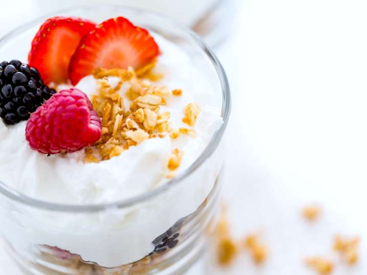 fruit and yogurt parfait with granola | Classpop Shot