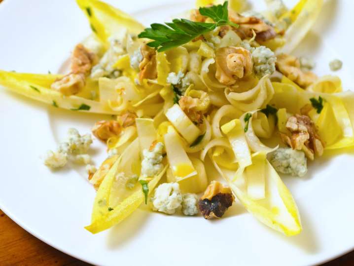 endive salad with walnuts and blue cheese | Classpop Shot