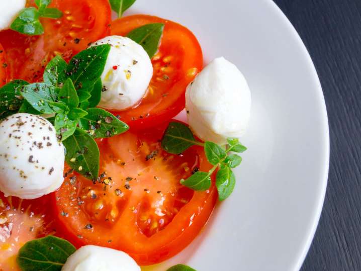 caprese salad with homemade mozzarella | Classpop Shot