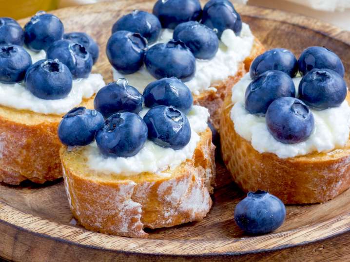 blueberry and brie cheese crostini | Classpop Shot