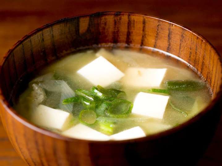 miso soup with seaweed and tofu | Classpop Shot