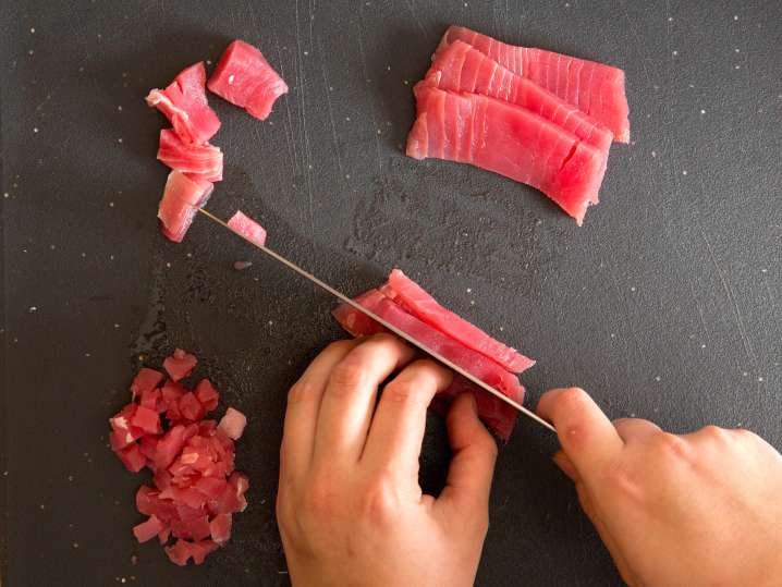 chef slicing tuna for sushi pizza | Classpop Shot