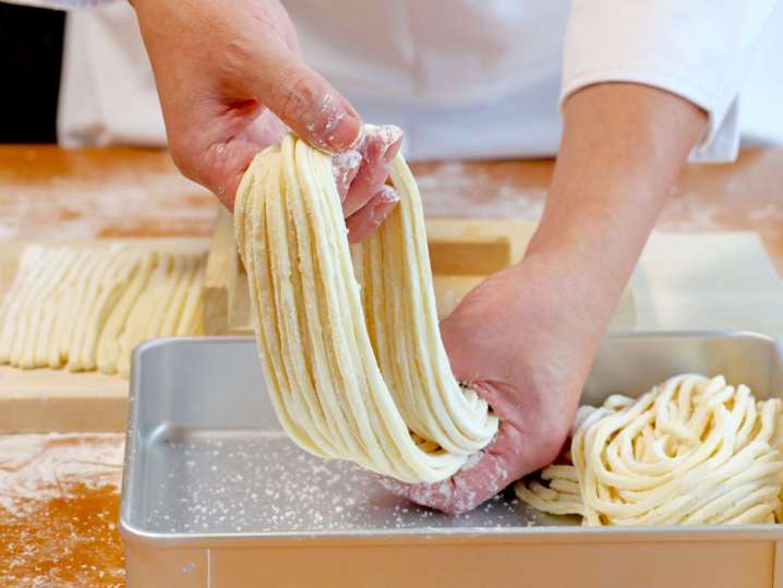 making homemade udon noodles | Classpop Shot