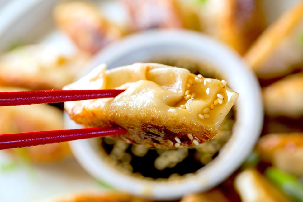 eating a potsticker with chopsticks | Classpop Shot 3
