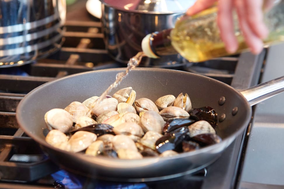 Preparing mussels | Classpop Shot 3