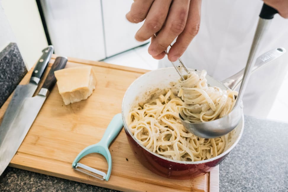 Making cacio e pepe pasta | Classpop Shot 2