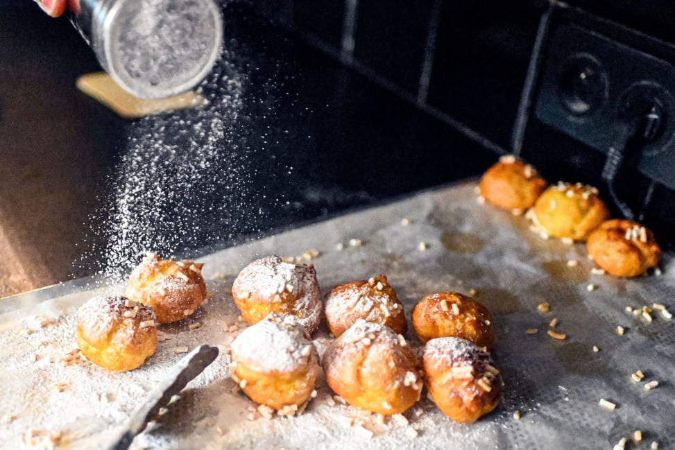 dusting sugar over chouquettes | Classpop Shot 2