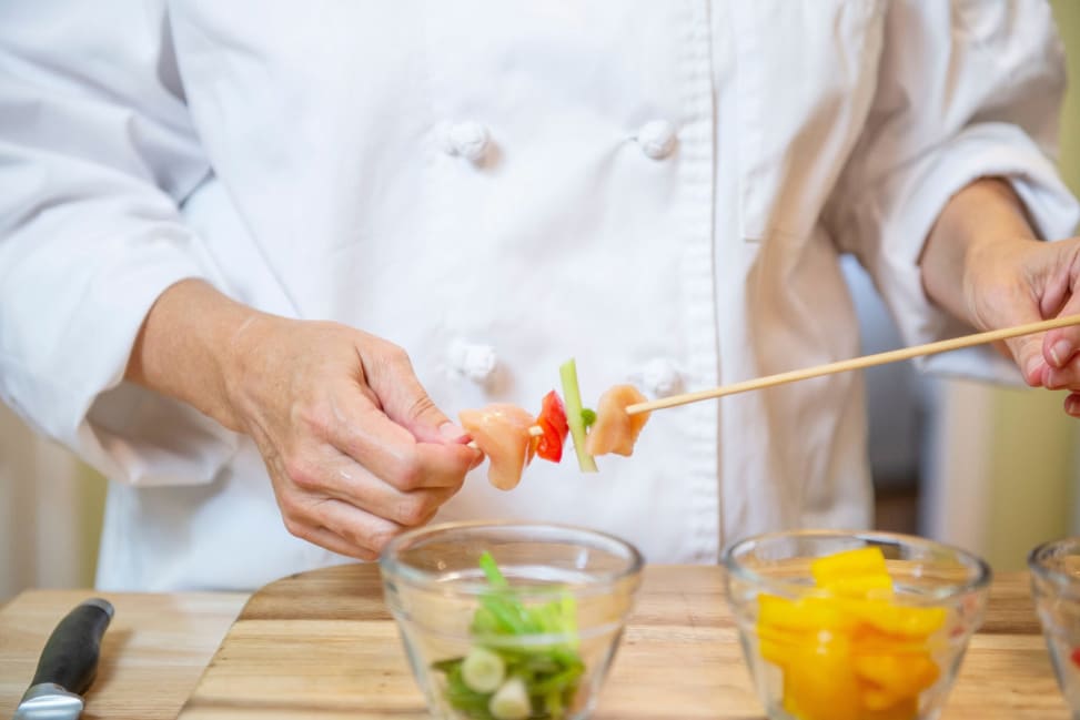 making chicken souvlaki skewers | Classpop Shot 4
