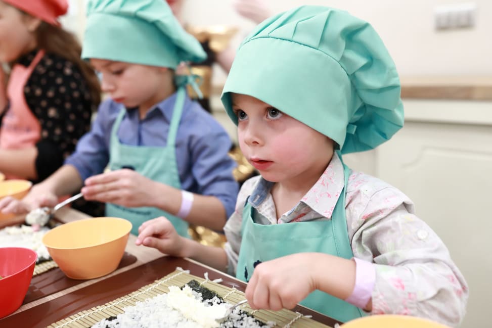 small kids are seasoning rice for sushi making | Classpop Shot 4