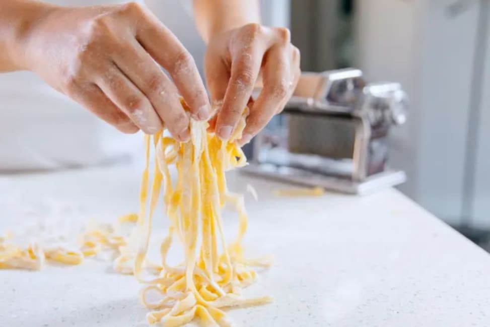 making fettuccine pasta by hand | Classpop Shot 2