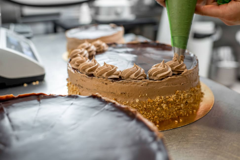 learning to decorate the chocolate cake with piping techniques | Classpop Shot 3