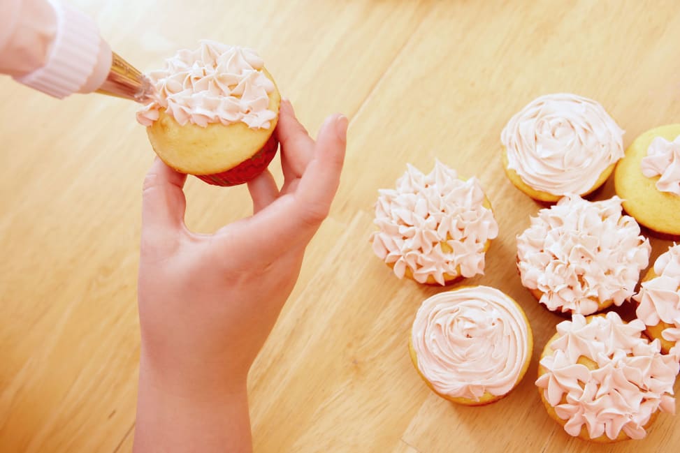 trying various piping frosting techniques | Classpop Shot 3