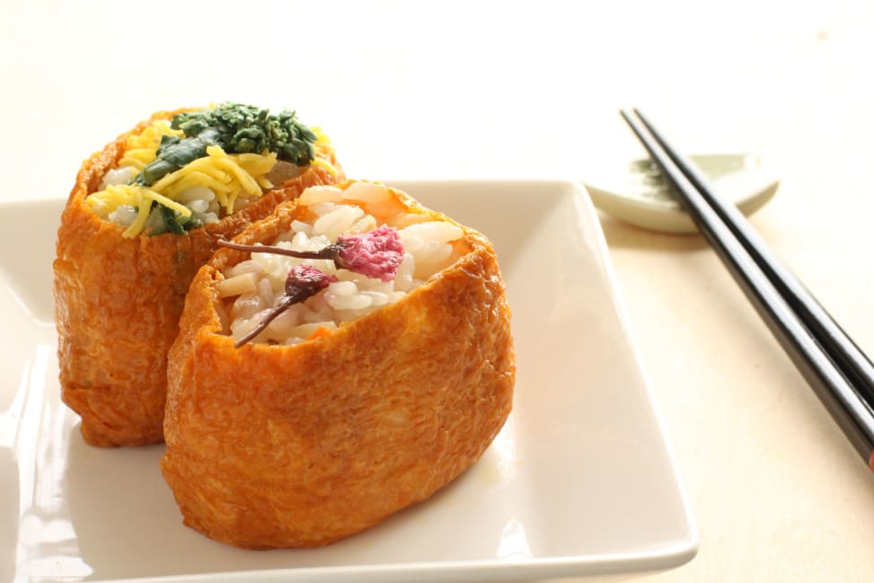 Plated inarizushi tofu pouches with chopsticks | Classpop Shot 3