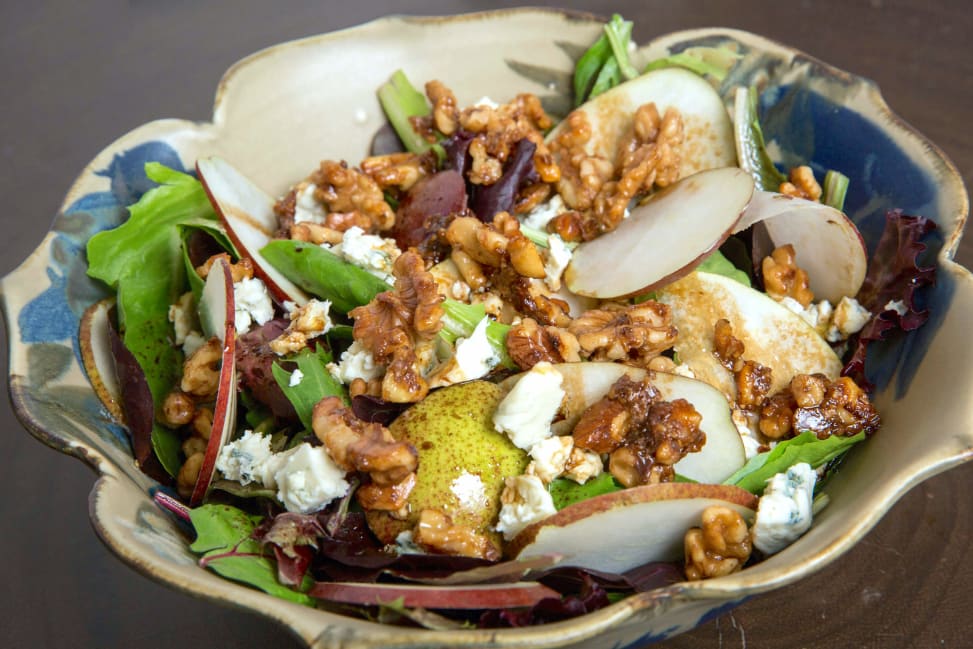 Escarole and radicchio salad with walnuts | Classpop Shot 2